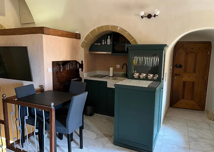 בית נופש Monovasia Tholos Hammam מונמבאסיה